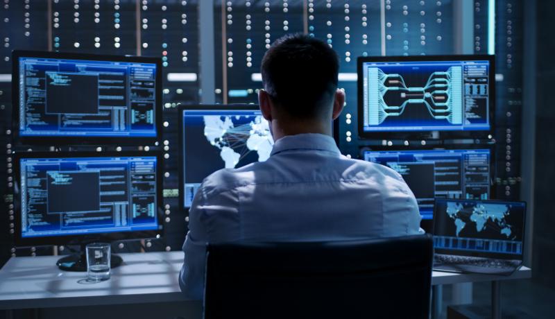 Hacker_auf_der_Spur